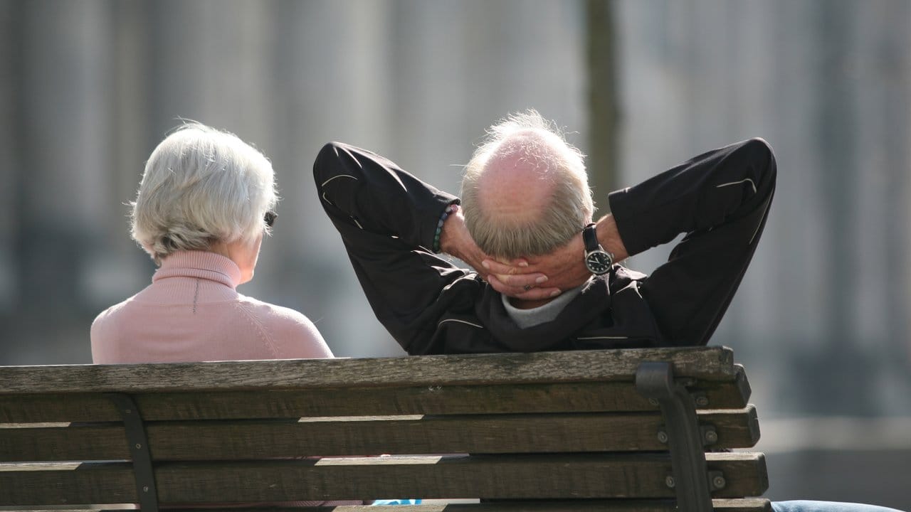 Entspannte Rentner: Nicht jeder Ruheständler hat so vorsorgen können, dass er im Alter frei von finanziellen Sorgen ist.