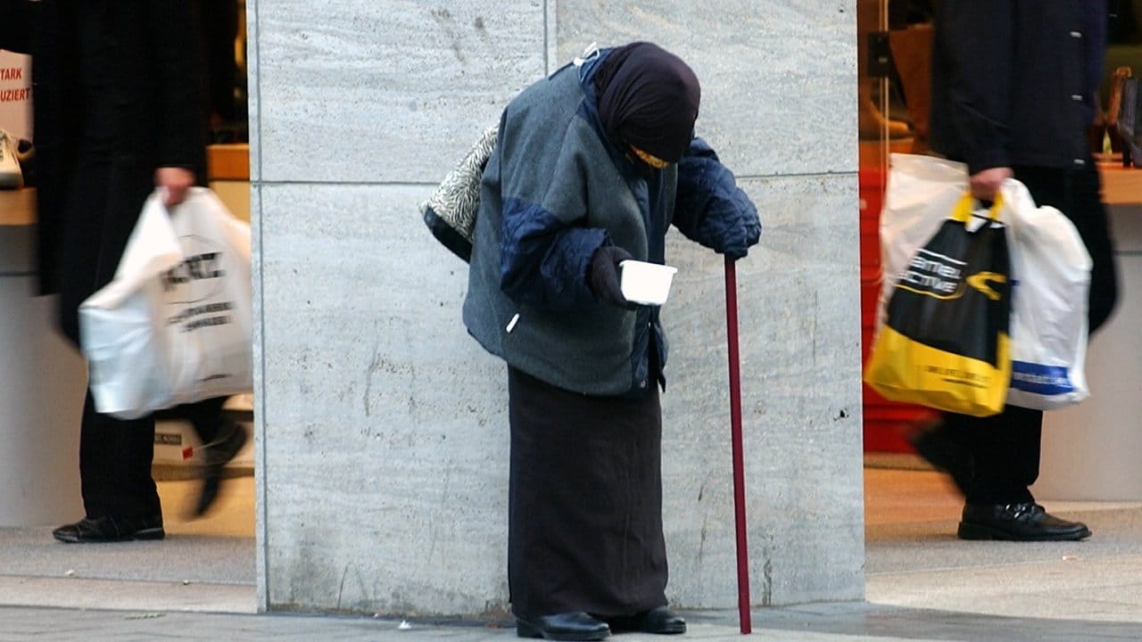 In der Kölner Innenstadt bittet eine alte Frau um Almosen: Über das Ausmaß der Altersarmut wird immer wieder gestritten.