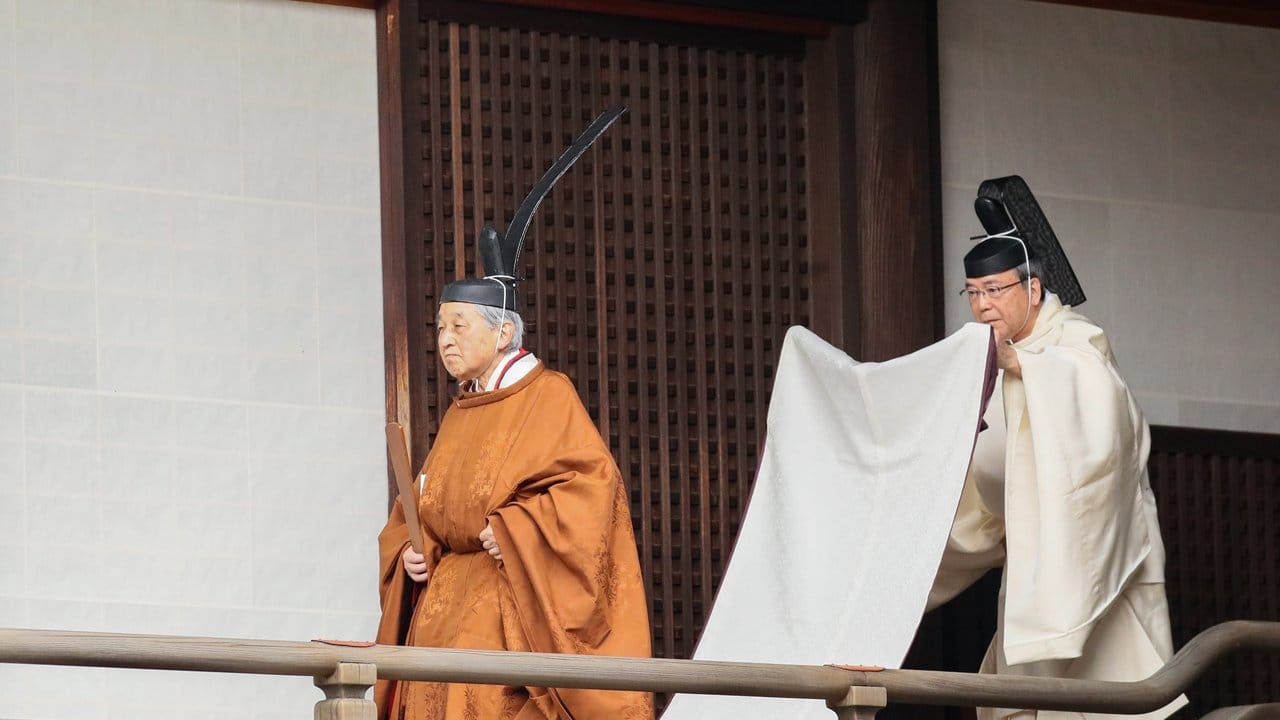 Kaiser Akihito geht im Kaiserpalast zu einem Ritual, um seine Abdankung mitzuteilen.