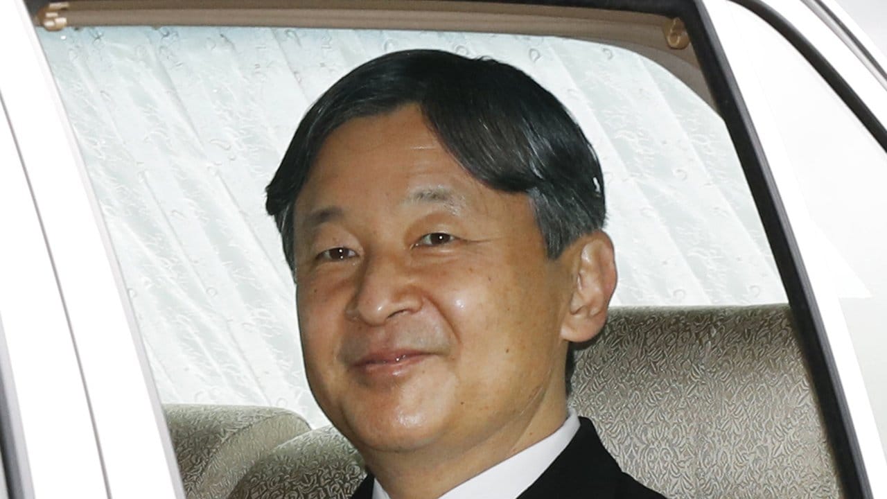 Japans Kronprinz Naruhito verlässt den Kaiserpalast. Japans Kronprinz Naruhito verlässt den Kaiserpalast.