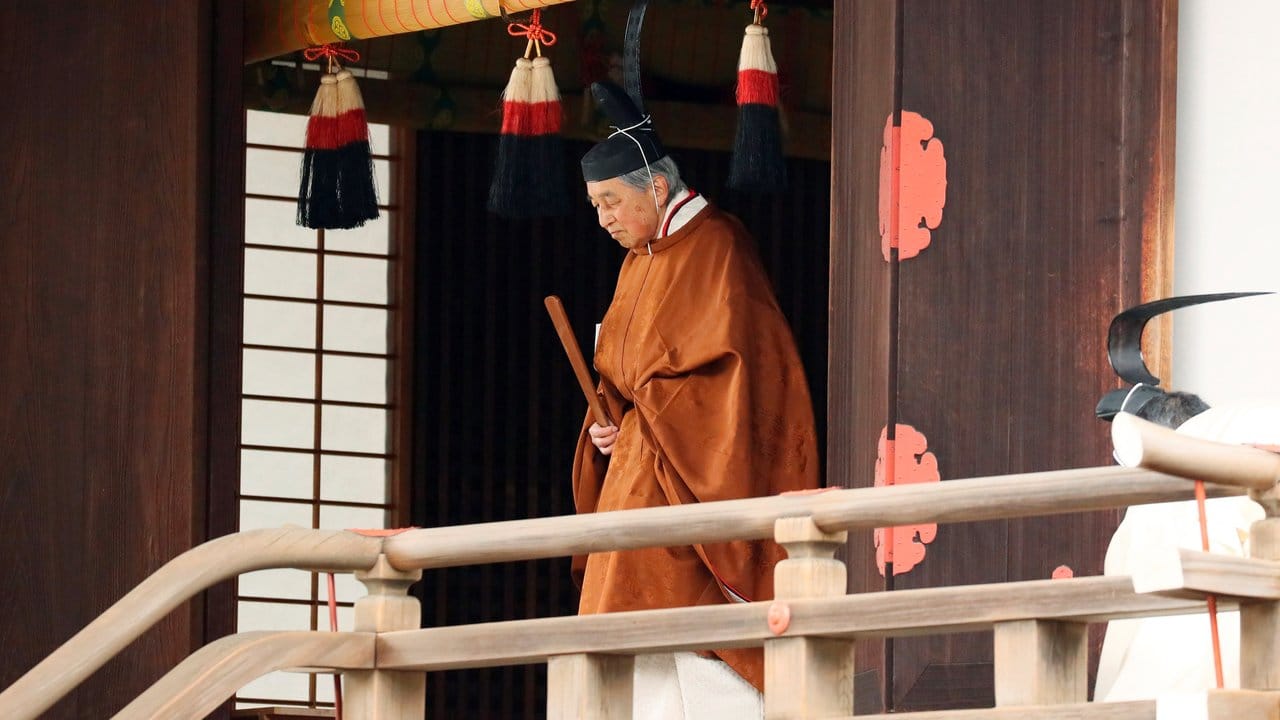Kaiser Akihito hat den Göttern des Landes seine Abdankung angekündigt. Kaiser Akihito hat den Göttern des Landes seine Abdankung angekündigt.