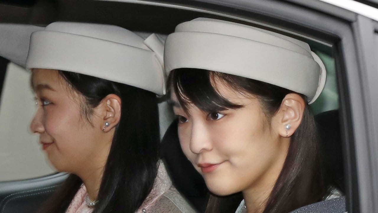 Prinzessin Mako von Akishino (r) und ihre jüngere Schwester Prinzessin Kako, Enkelinnen des japanischen Kaisers, verlassen den Kaiserpalast nach der Abdankungszeremonie. Prinzessin Mako von Akishino (r) und ihre jüngere Schwester Prinzessin Kako, Enkelinnen des japanischen Kaisers, verlassen den Kaiserpalast nach der Abdankungszeremonie.