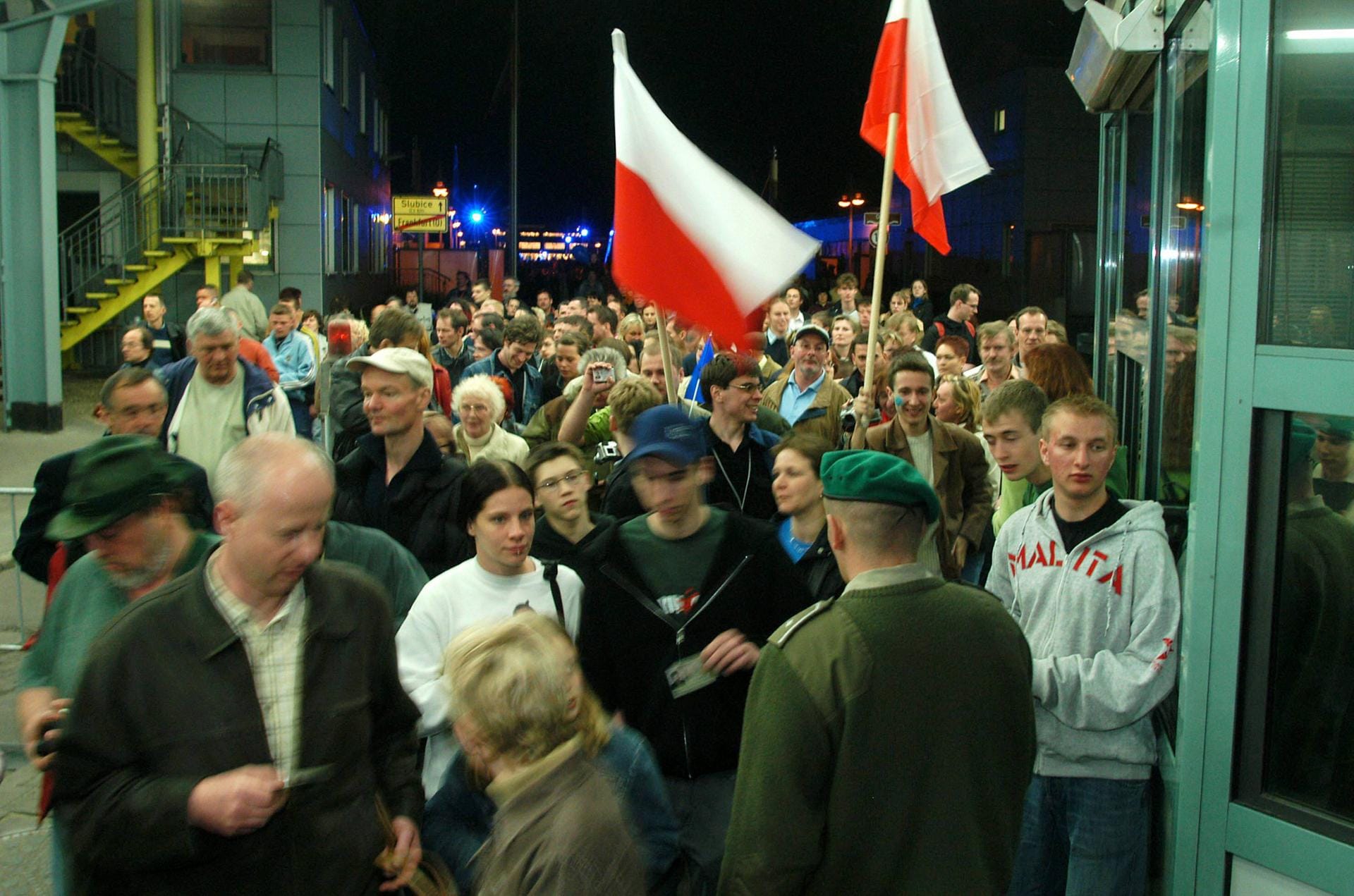 Die polnische Grenzstadt Slubice am 1. Mai 2004: Tausende strömen kurz nach den Feierlichkeiten zum Anschluss Polens an die Europäische Union über die polnisch-deutsche Grenze.