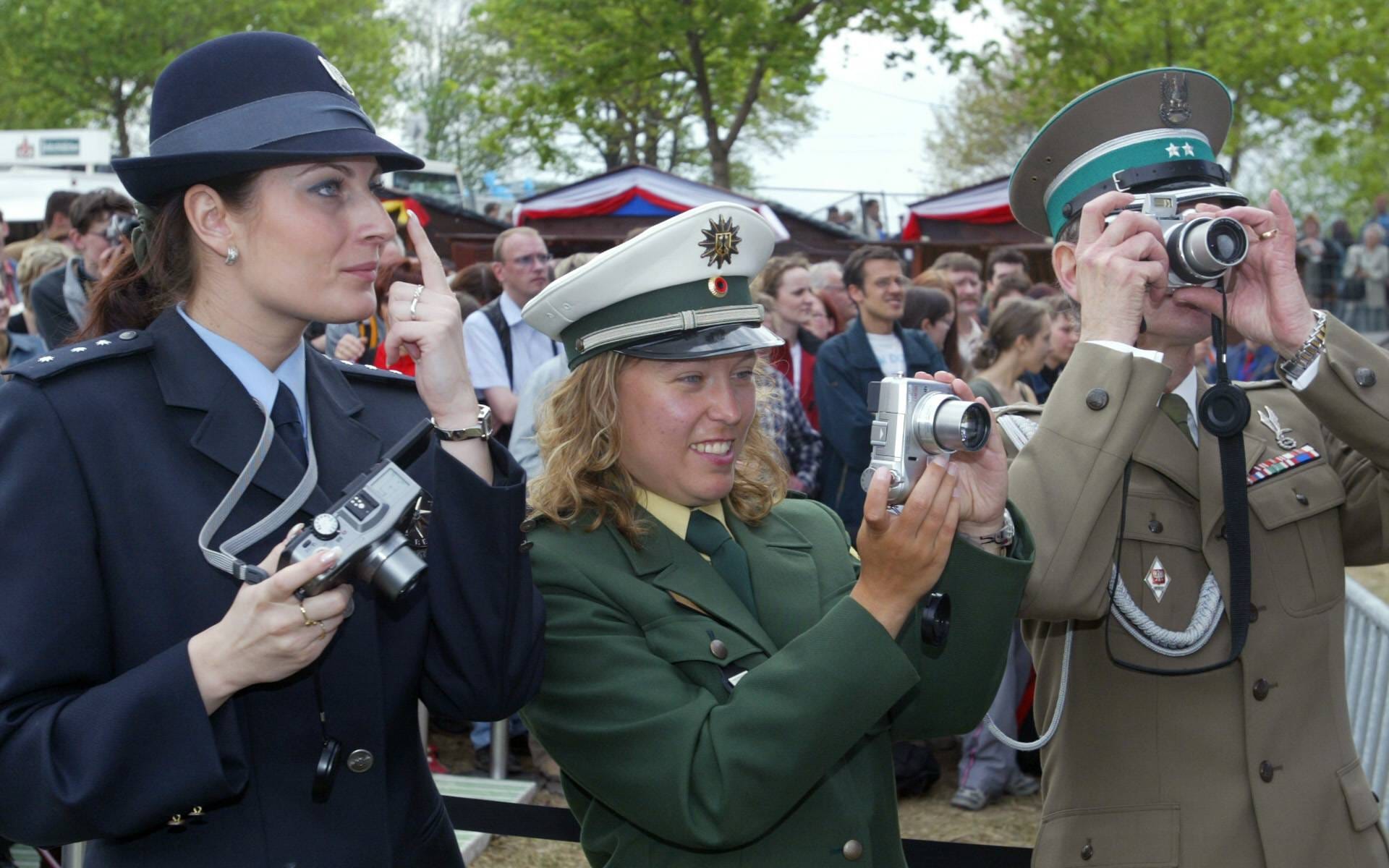 Völkerfreundschaft der neuen Art: Tschechische, deutsche und polnische Polizeibeamte (v.l.n.r.) fotografieren den Festakt anlässlich der EU-Osterweiterung am 1. Mai 2005 in Zittau.