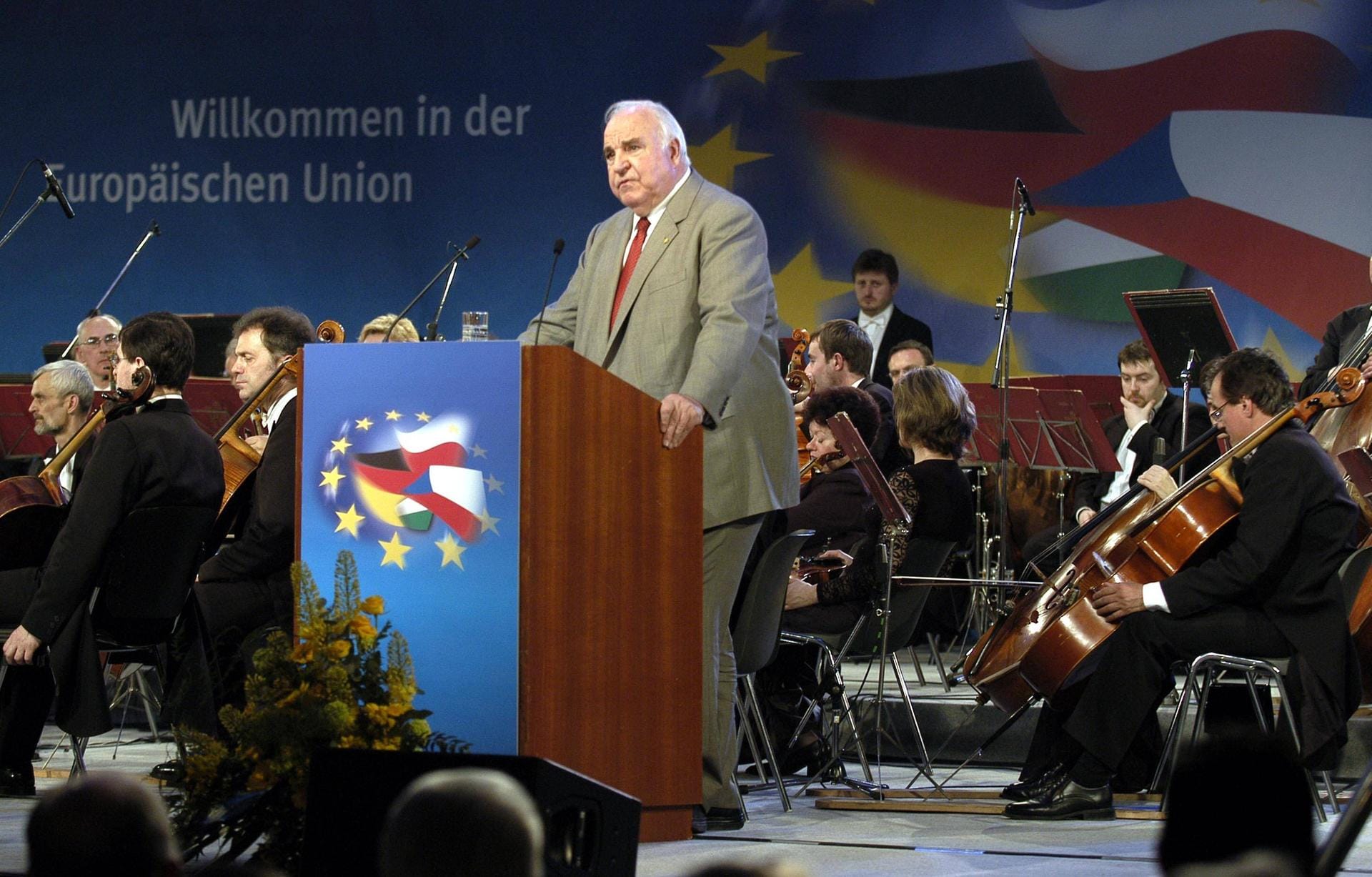 Auch Schröders Vorgänger, Helmut Kohl, nahm am 30. April 2004 an einer Feierstunde zur EU-Osterweiterung in Zittau teil. In seiner Amtszeit wurde die Erweiterung der EU nach Osten im Wesentlichen vorbereitet.