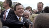 Feierstunde zur EU-Osterweiterung in Zittau: Der damalige Bundeskanzler Gerhard Schröder nimmt am 1. Mai 2004 ein Bad in der Menge.