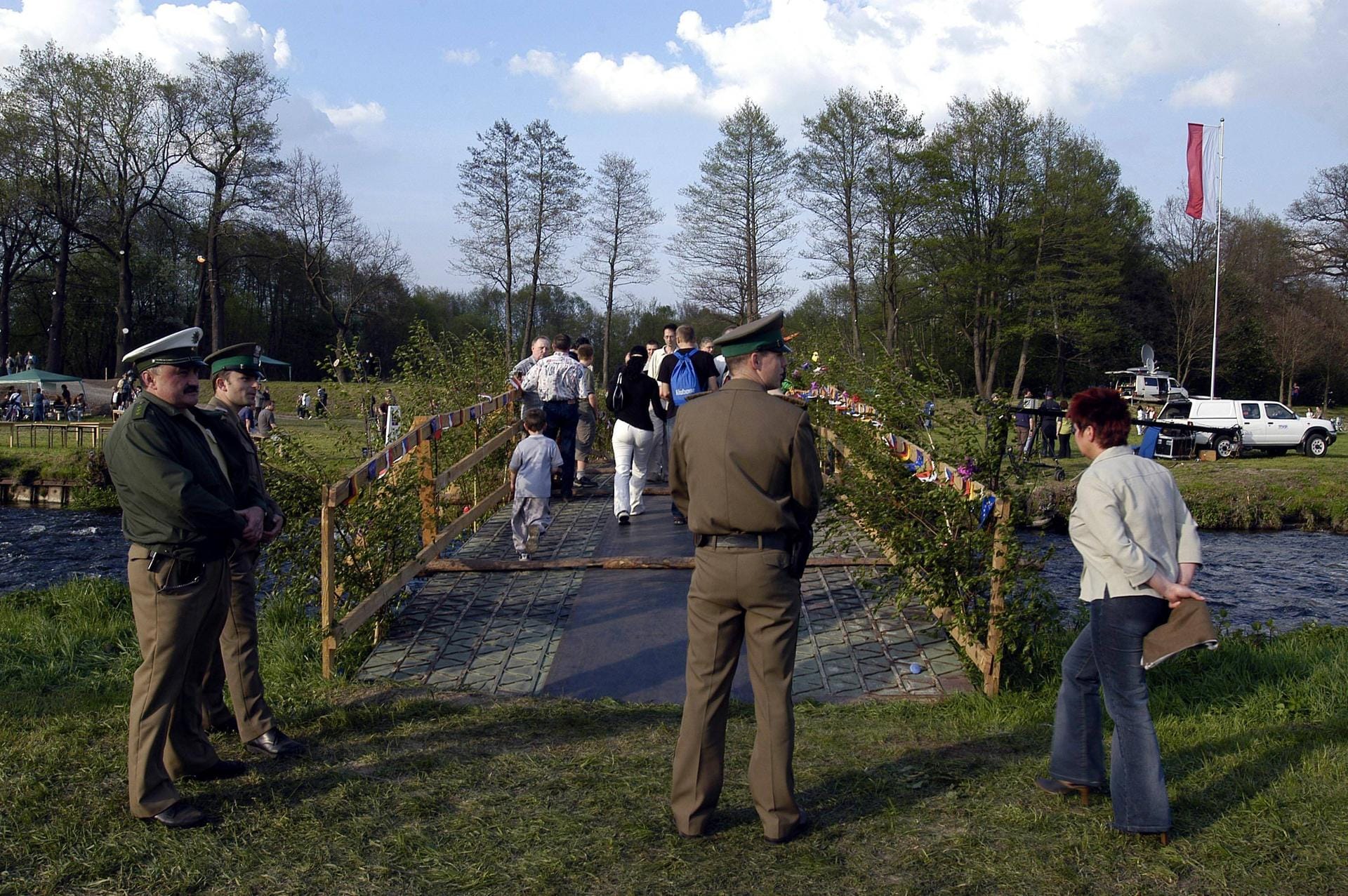 Eine Brücke über die Neiße in Zittau an der deutsch-polnischen Grenze: Die Beamten kontrollieren nicht mehr, sie beobachten nur noch.