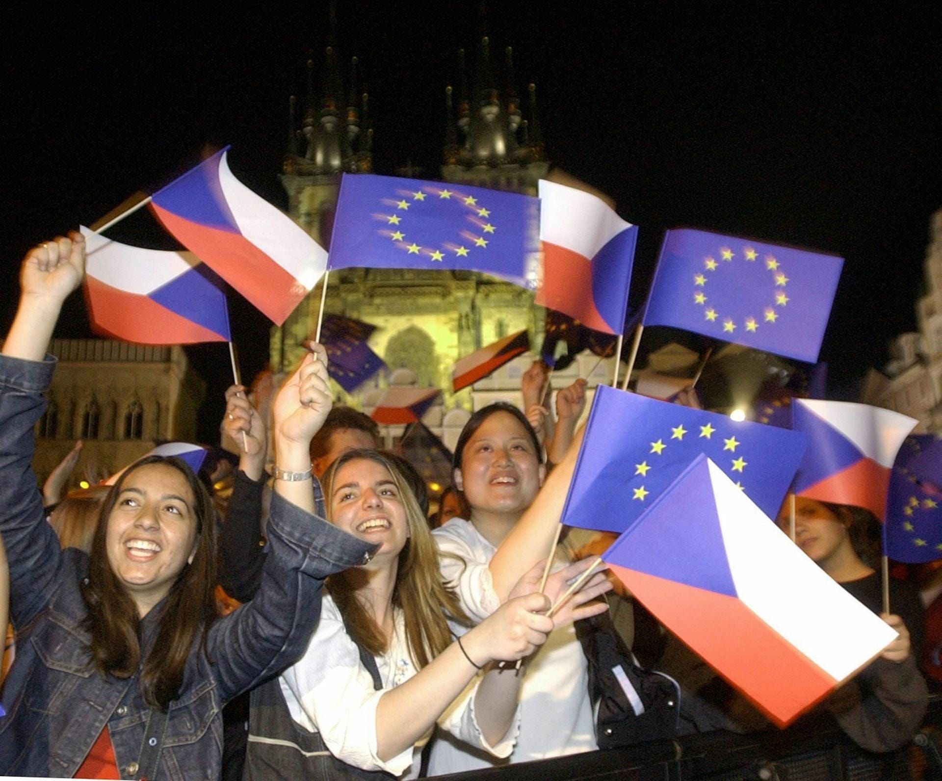 Der 30. April 2004 in Prag: Junge Tschechen feiern die bevorstehende EU-Erweiterung mit einem Konzert auf einem Platz in der Altstadt von Prag.