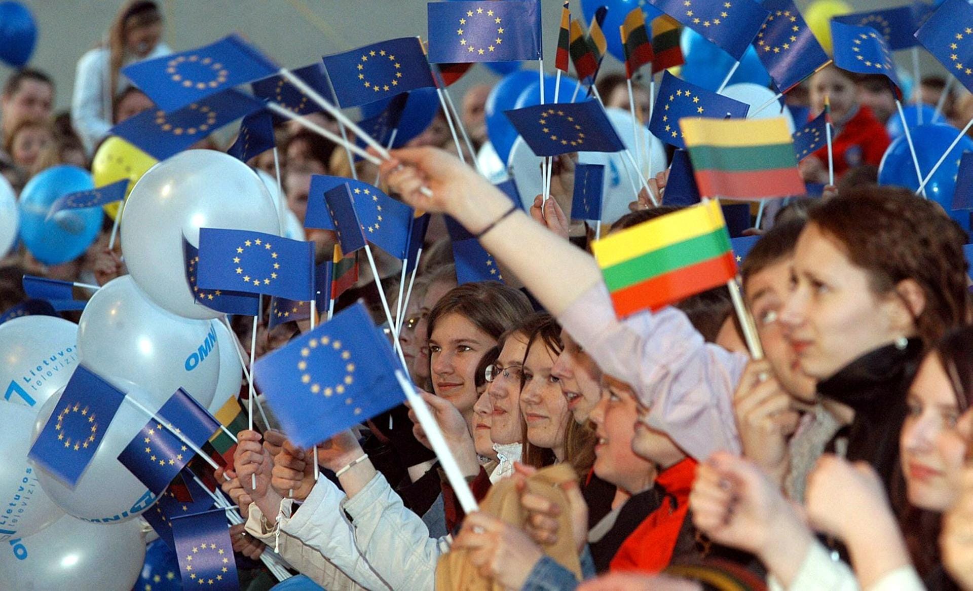 EU-Begeisterung auch in Litauen: In der Hauptstadt Vilnius feiern Jugendliche mit litauischen und Europafahnen bei einem Konzert während einer Feier zur EU-Erweiterung auf dem Kathedralenplatz.