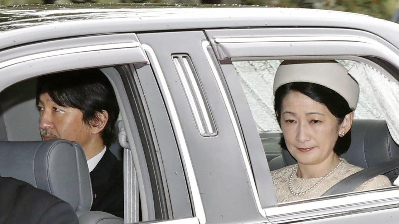 Der japanische Prinz Fumihito von Akishino und seine Frau, Prinzessin Kiko, verlassen den Kaiserpalast nach der Abdankungszeremonie . Der japanische Prinz Fumihito von Akishino und seine Frau, Prinzessin Kiko, verlassen den Kaiserpalast nach der Abdankungszeremonie .