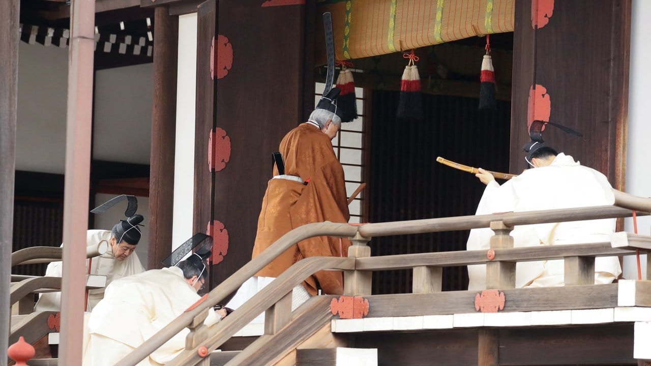 Kaiser Akihito auf dem Weg zum Abdankungsritual. Kaiser Akihito auf dem Weg zum Abdankungsritual.