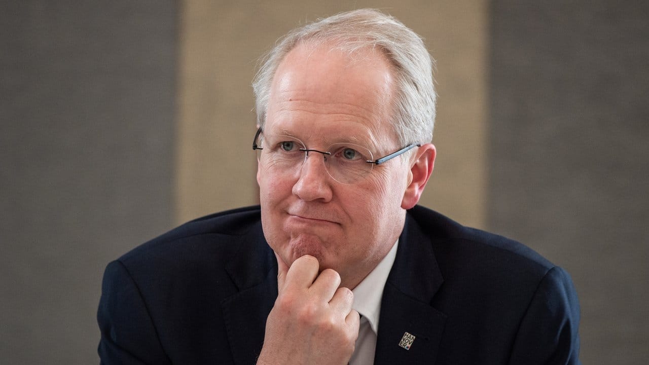 In der Rathausaffäre in Hannover hat die Staatsanwaltschaft Oberbürgermeister Schostok wegen schwerer Untreue angeklagt. In der Rathausaffäre in Hannover hat die Staatsanwaltschaft Oberbürgermeister Schostok wegen schwerer Untreue angeklagt.