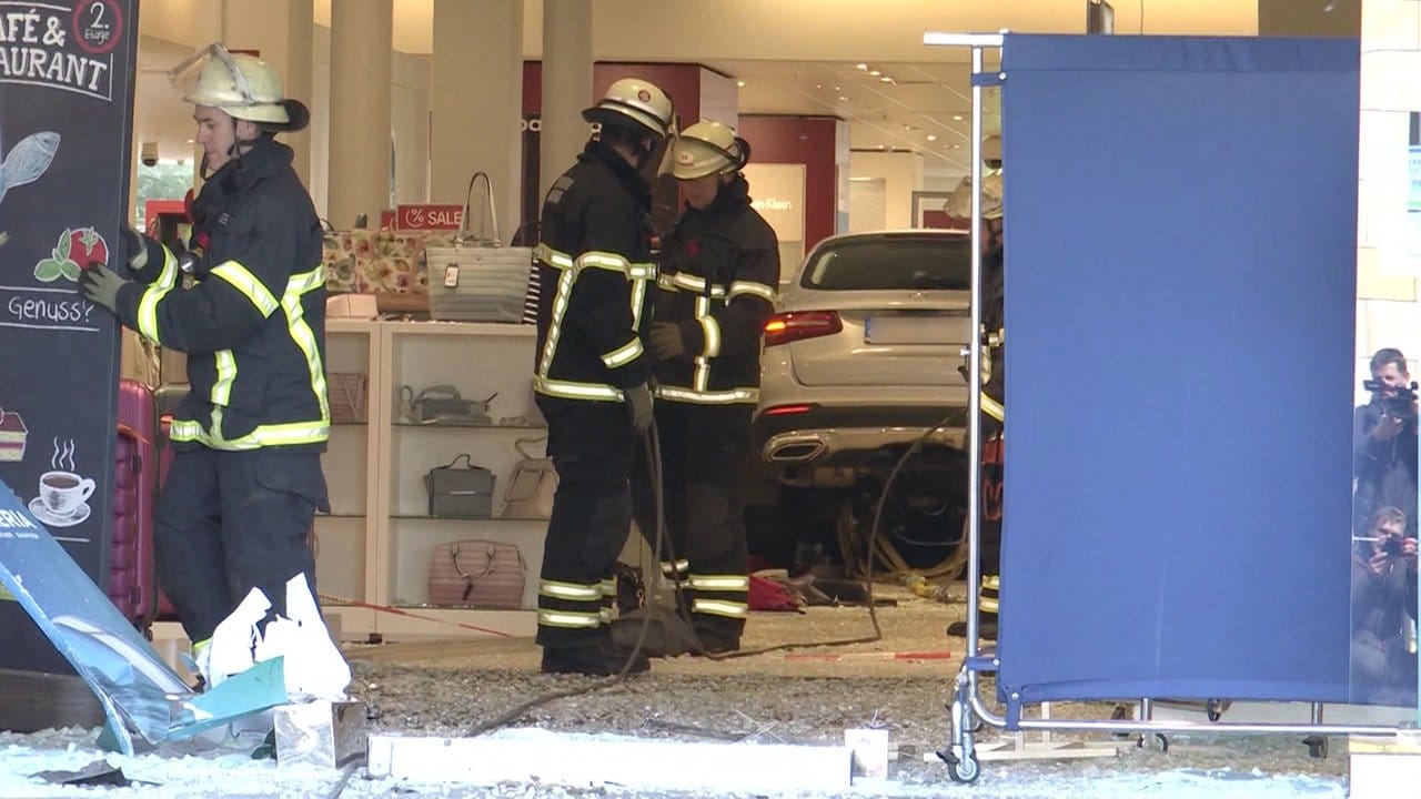 Nach Angaben der Feuerwehr schoss das Auto eine fünfstufige Treppe hoch, durchbrach die gläsernen Eingangstüren und blieb mit zwei Rädern über einem Lichthof hängen. Nach Angaben der Feuerwehr schoss das Auto eine fünfstufige Treppe hoch, durchbrach die gläsernen Eingangstüren und blieb mit zwei Rädern über einem Lichthof hängen.