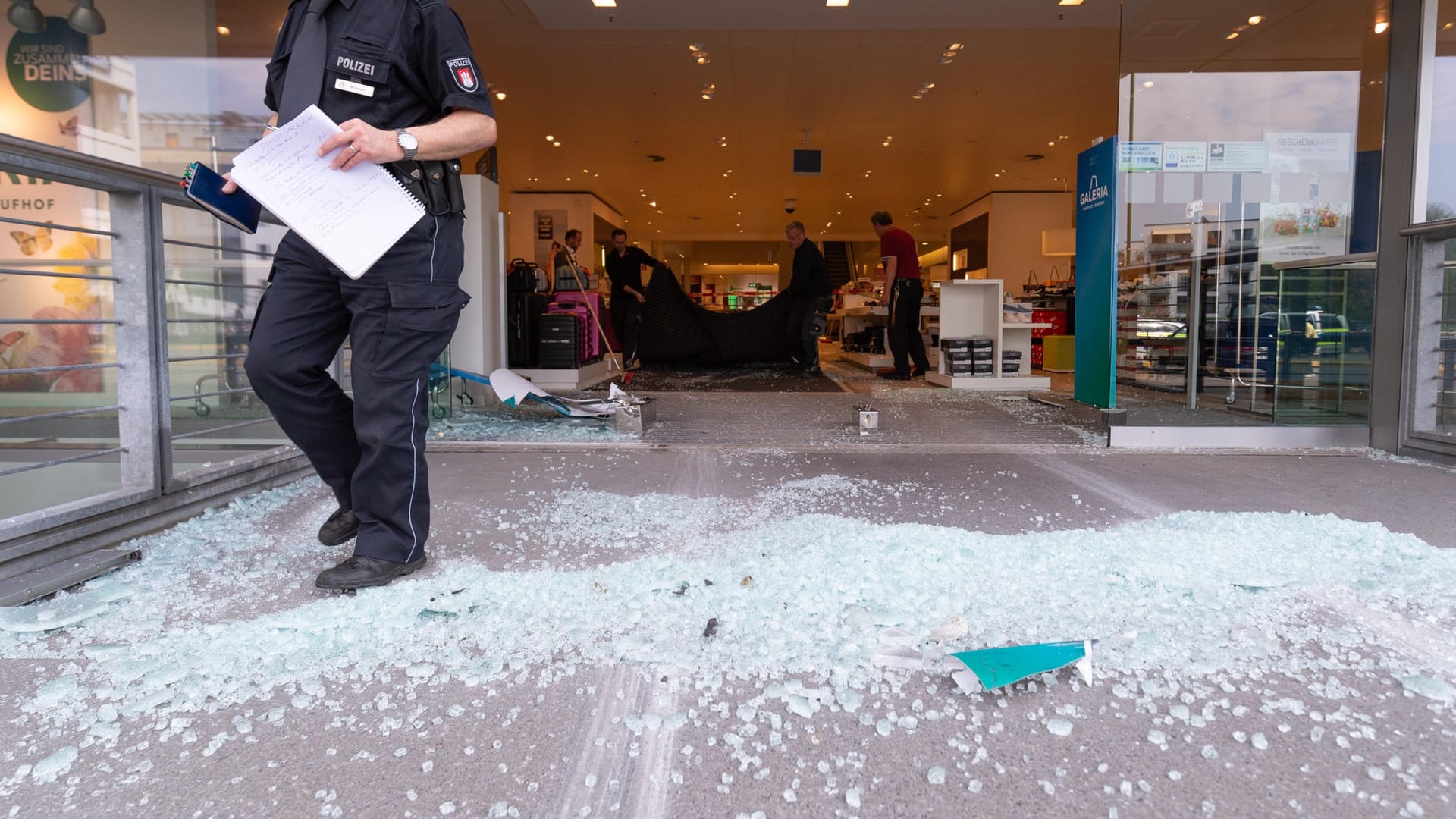 Nach Angaben der Feuerwehr schoss das Auto eine fünfstufige Treppe hoch, durchbrach die gläsernen Eingangstüren und blieb mit zwei Rädern über einem Lichthof hängen.