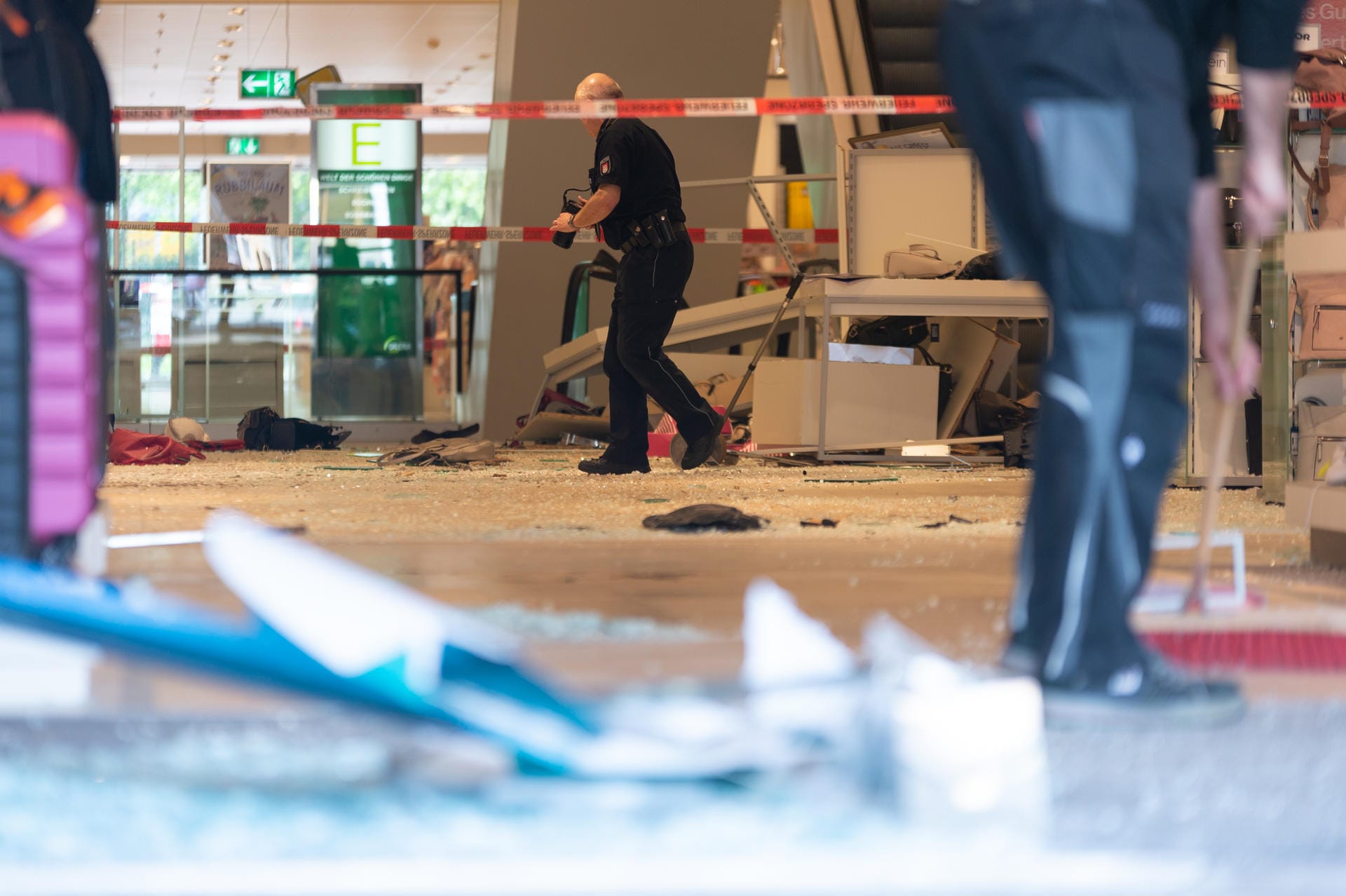 Ein Polizeibeamter dokumentiert den Unfallort im Kaufhaus.