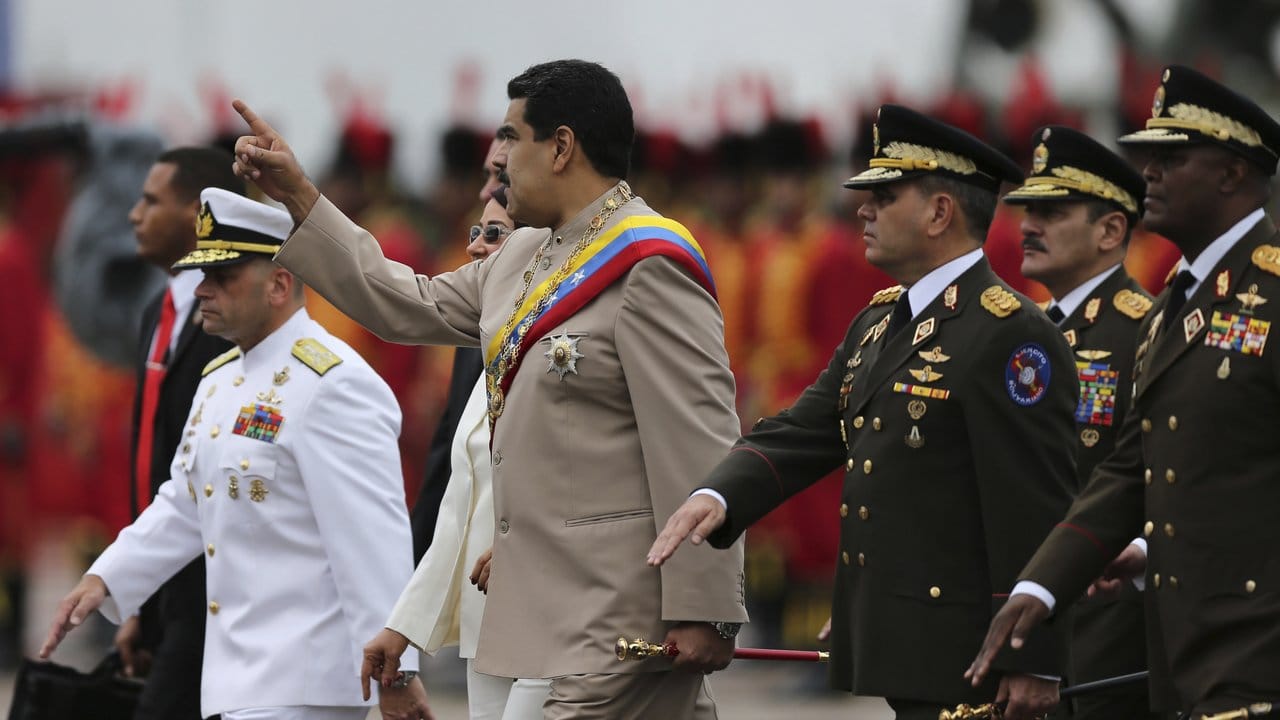 Der venezolanische Präsident Nicolás Maduro (M.