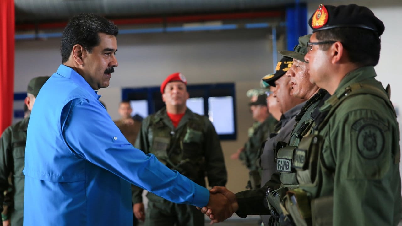 Venezuelas Präsident Nicolás Maduro beim Besuch eines Militärstützpunktes: Das mächtige Militär unterstützt ihn offenbar weiter.
