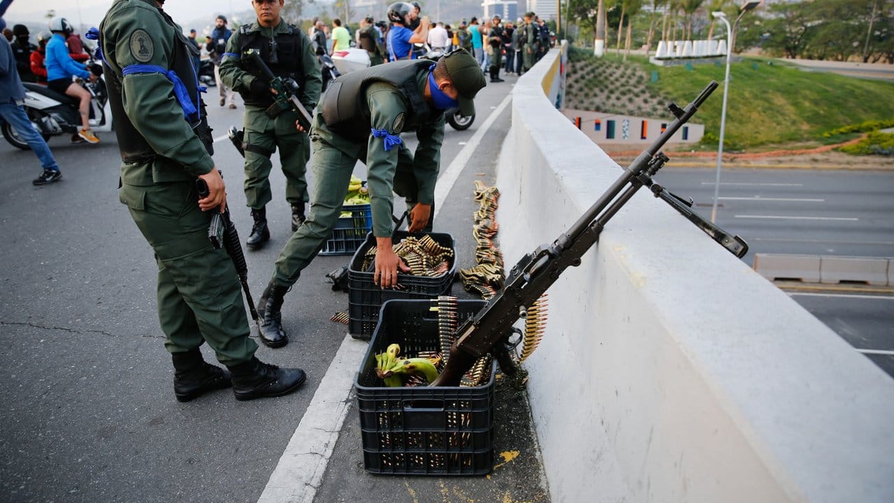 Der seit Jahren inhaftierte venezolanische Oppositionsführer Leopoldo López wurde von Soldaten aus dem Hausarrest befreit.