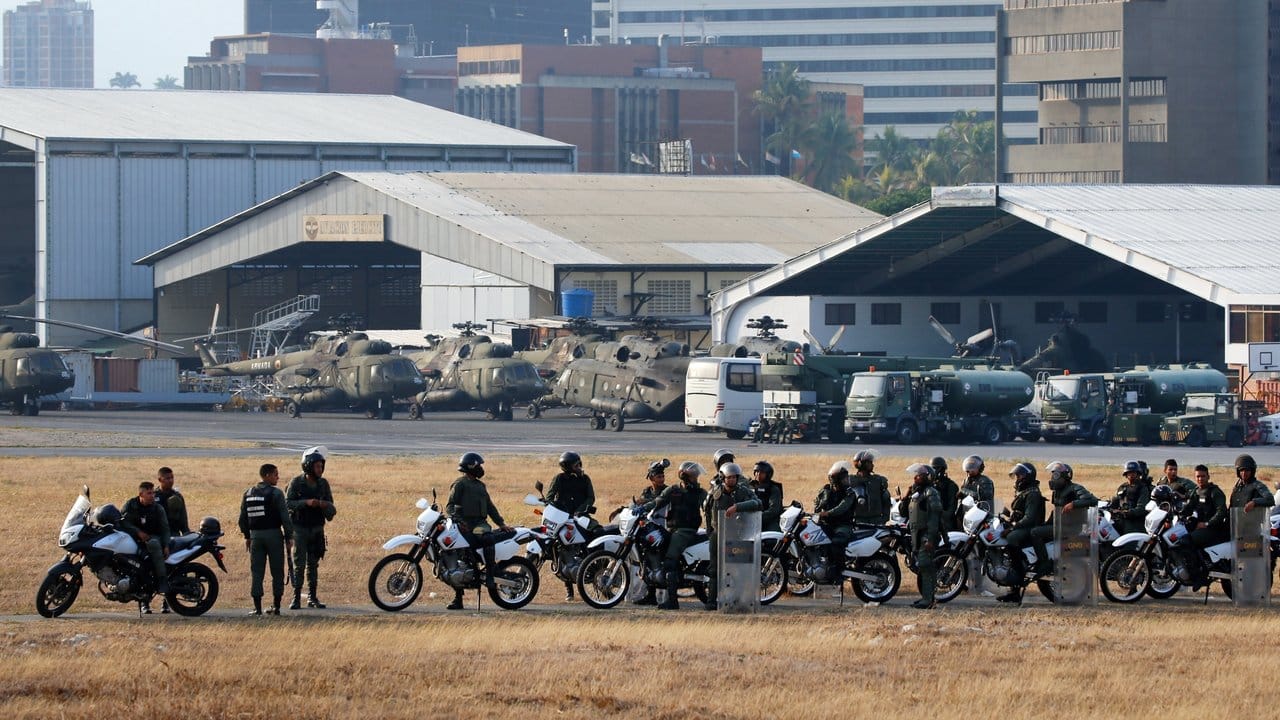 Streitkräfte, die zu Venezuelas Präsident Maduro halten, stehen auf dem Luftwaffenstützpunkt La Carlota.