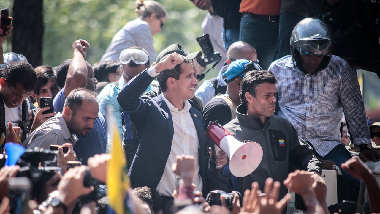 Machtkampf in Caracas: Juan Guaidó (M.