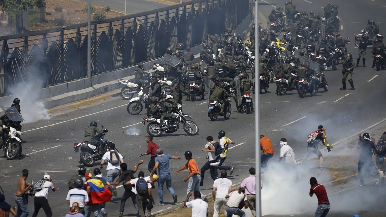 In Caracas lieferten sich Demonstranten und regierungstreue Sicherheitskräfte schwere Auseinandersetzungen.