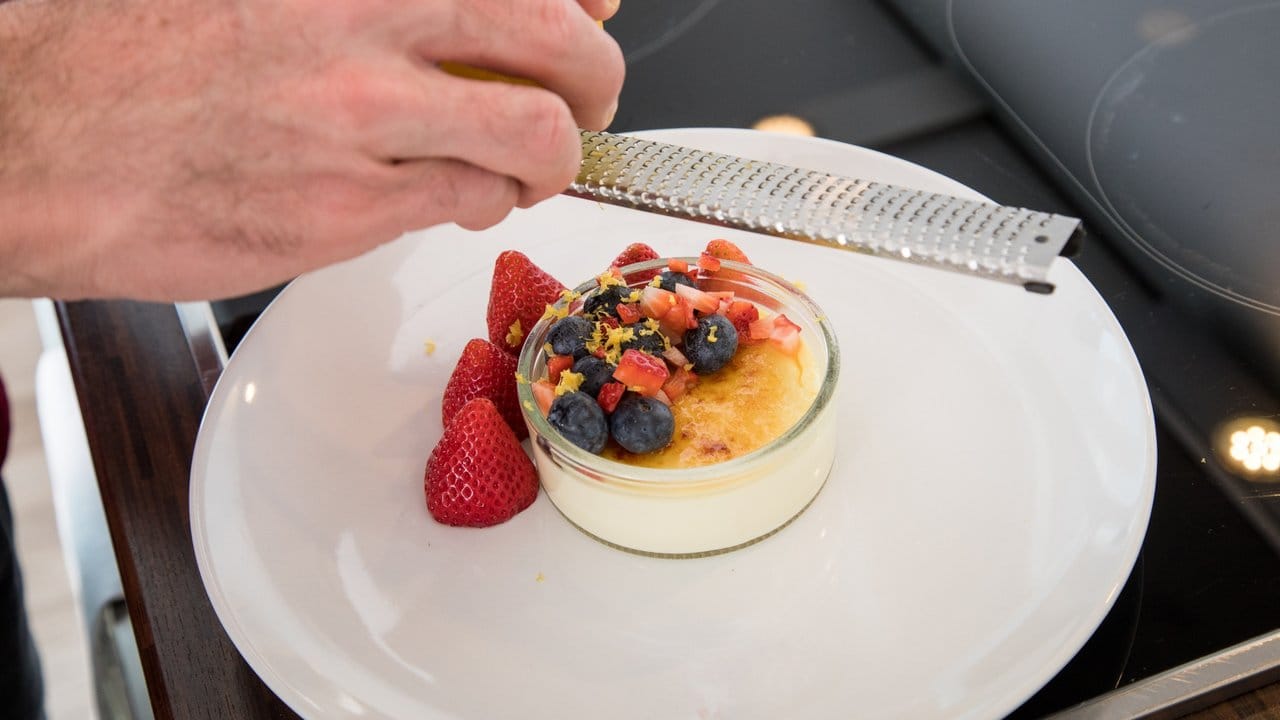Der Mietkoch zaubert auf Wunsch Köstlichkeiten wie diese Crème brûlée für seine Kunden.