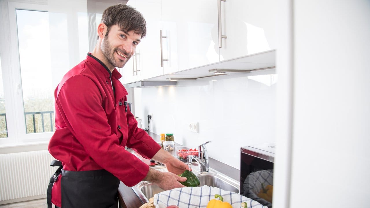 Vorab alles genau absprechen: Der Mietkoch muss wissen, wie die Küche ausgestattet ist, wann er kochen und servieren soll und ob es Unverträglichkeiten gibt.