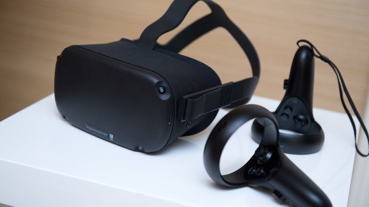 Die Virtual-Reality-Brille Oculus Quest kostet mit Controllern rund 450 Euro.