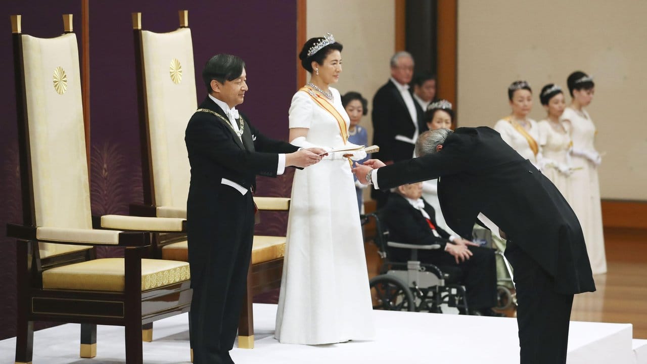 Japans neuer Kaiser Naruhito hat den Chrysanthemen-Thron bestiegen und damit eine neue Ära, genannt "Reiwa" (schöne Harmonie), für sein Land eingeläutet. Japans neuer Kaiser Naruhito hat den Chrysanthemen-Thron bestiegen und damit eine neue Ära, genannt "Reiwa" (schöne Harmonie), für sein Land eingeläutet.