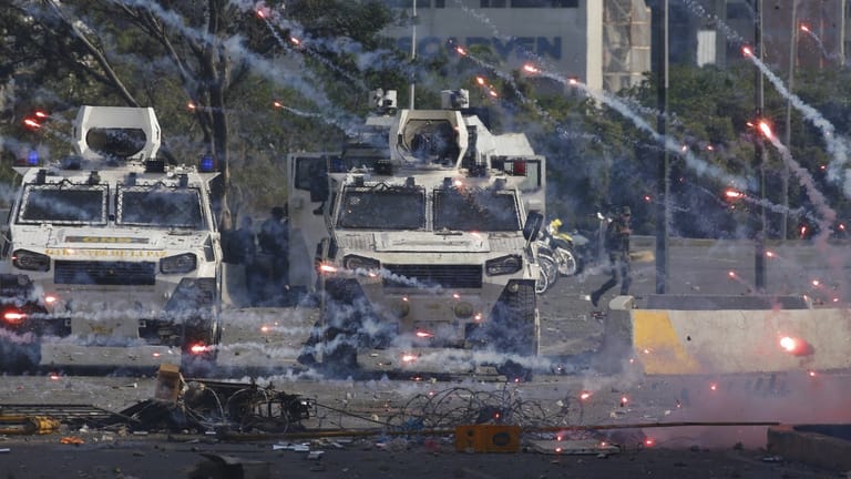 Auf den Straßen von Caracas gerieten Regierung und Opposition aneinander.