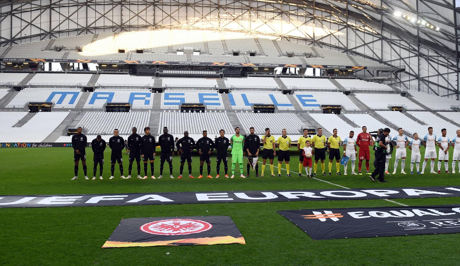 Ohne Fans in Marseille: Olympique hatte eine Sperre aufgebrummt bekommen, zum ersten internationalen Spiel der Eintracht seit viereinhalb Jahren durften gar keine Fans ins Stadion.