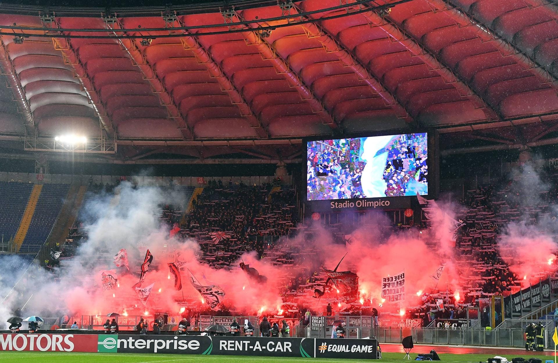 Pyro in beiden Fankurven in Rom: Rund 9000 Frankfurter sehen den 2:1-Sieg bei Lazio in angespannter Atmosphäre.