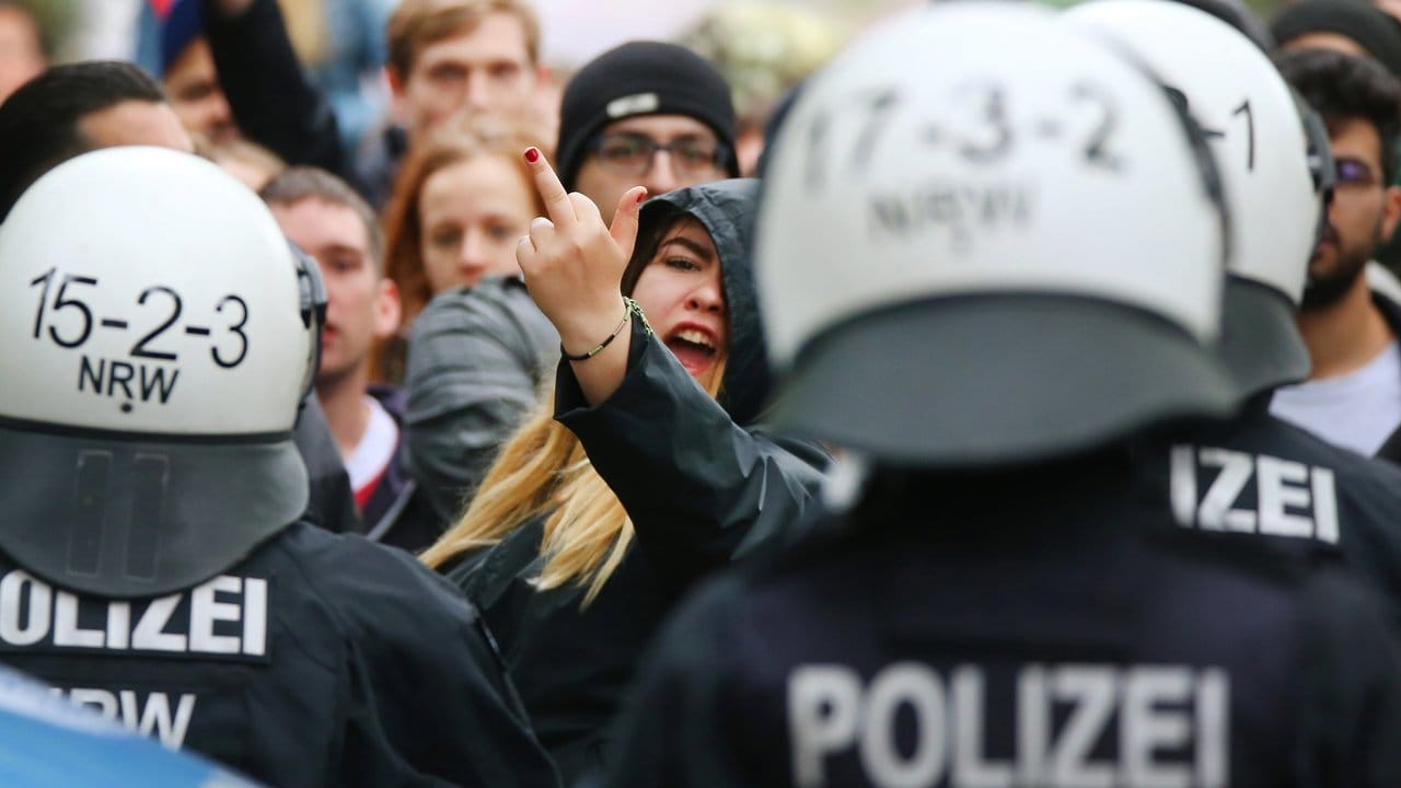 Die Polizei hält während eines rechten Aufmarsches in Duisburg Gegendemonstranten zurück.