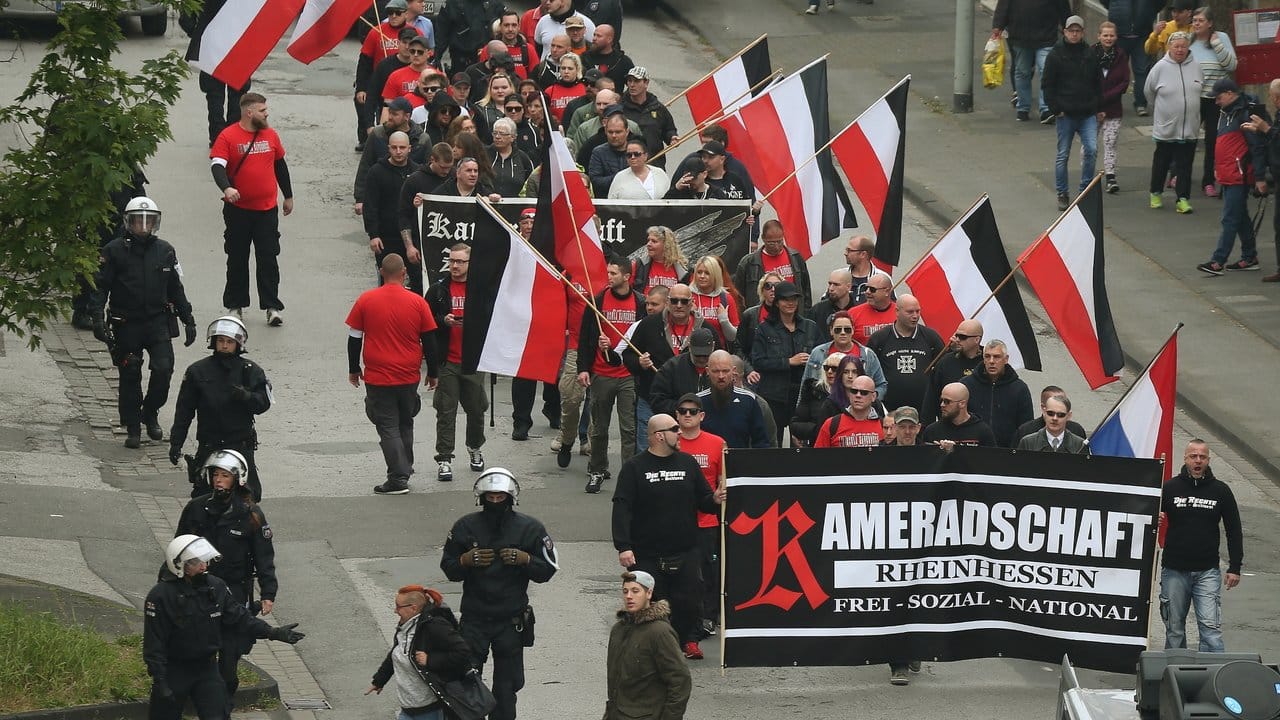 Teilnehmer einer Demonstration, zu der die Partei "Die Rechte" aufgerufen hatte, ziehen durch Duisburg.