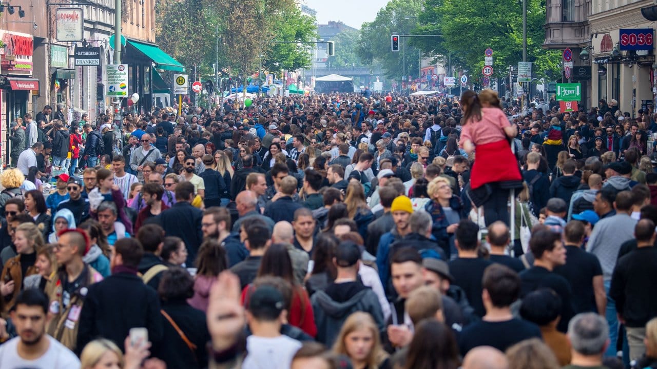 Zehntausende Menschen sind zum "Myfest" in Berlin-Kreuzberg gekommen.