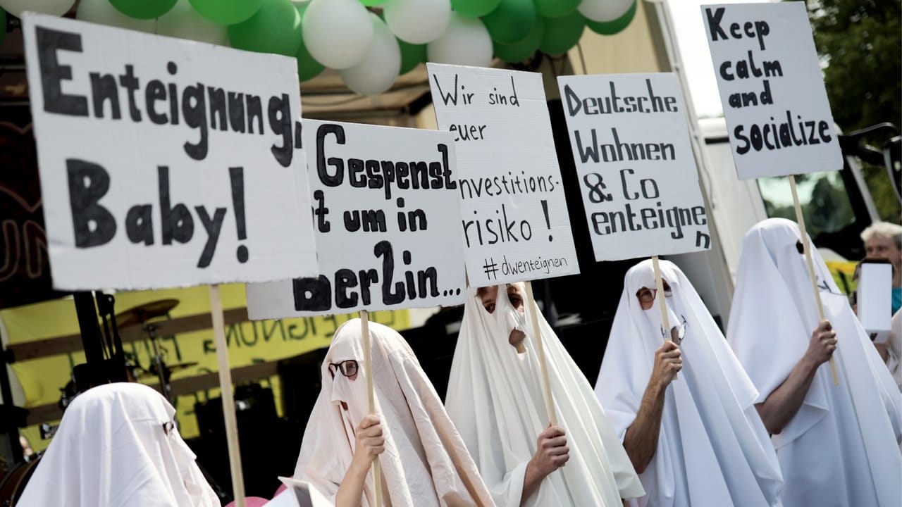 "Enteignungs-Gespenster" ziehen bei der Demonstration "my Gruni" mit Plakaten durch den wohlhabenden Stadtteil Berlin-Grunewald.