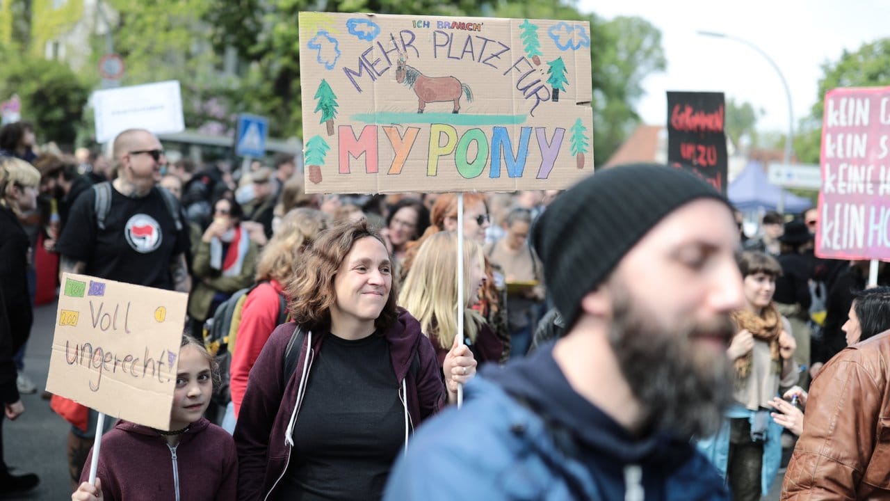 Teilnehmer der Demonstration "my Gruni" in Berlin-Grunewald.