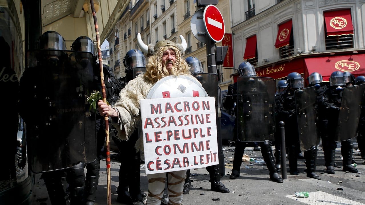 Ein "gallischer" Demonstrant hält ein Plakat mit der Aufschrift "Macron ermordet das Volk wie Cäsar".