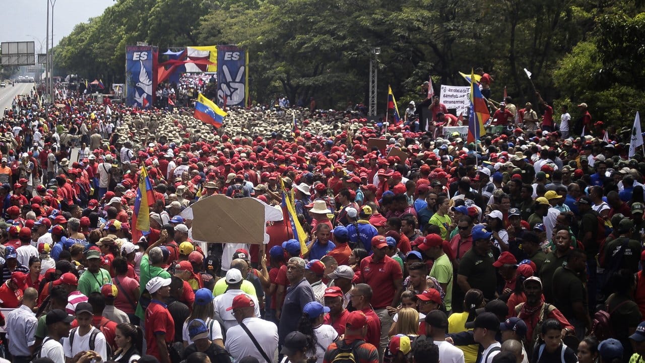 Unterstützer des venezolanischen Präsidenten Maduro versammeln sich für eine Kundgebung am Regierungspalast in Caracas.