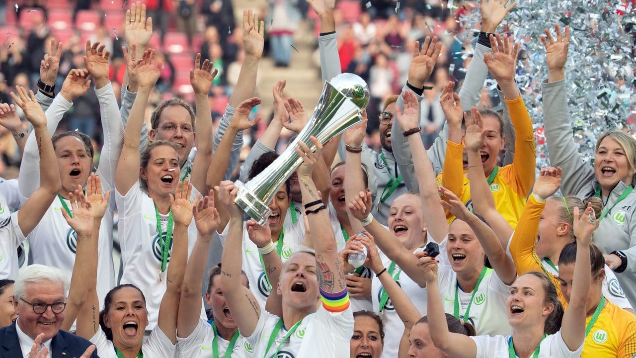 Wolfsburgs Nilla Fischer streckt im Beisein von Bundespräsident Frank-Walter Steinmeier den DFB-Pokal in die Höhe.