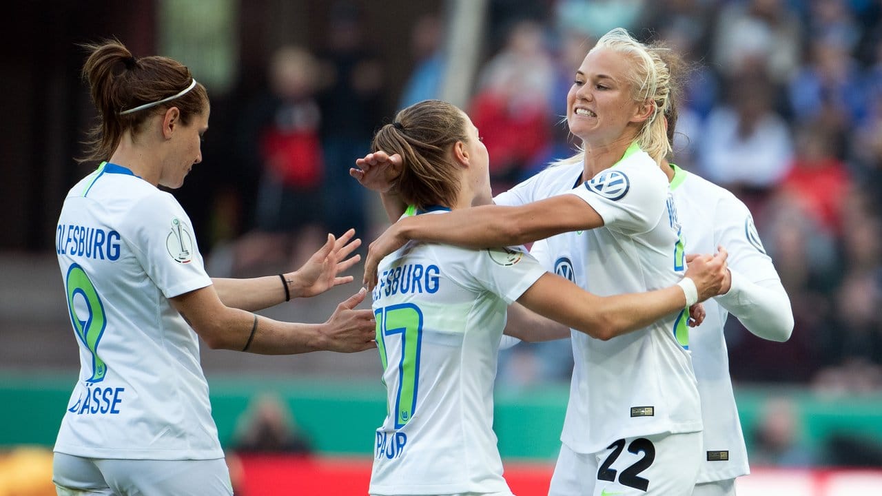 Wolfsburgs Anna Blässe (l-r), Ewa Pajor und Pernille Harder feiern das 1:0.