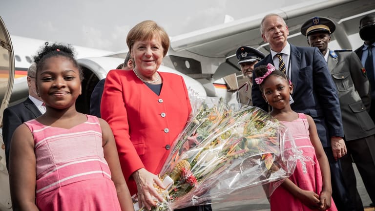 Kanzlerin Merkel bei ihrer Ankunft am Flughafen von Ouagadougou.