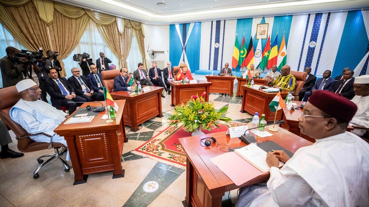 Bundeskanzlerin Merkel (hinten) berät mit den Präsidenten der zur Regionalorganisation G5 Sahel gehörenden Länder Burkina Faso, Mali, Niger, Mauretanien und Tschad.