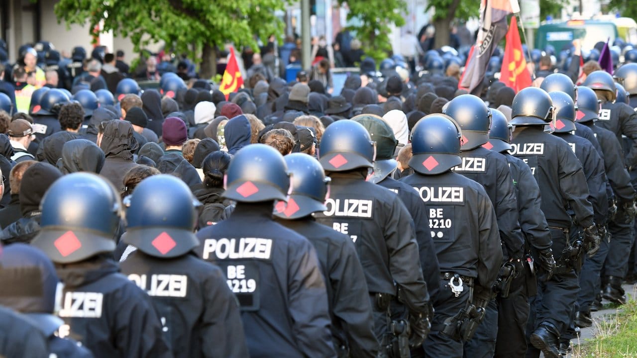 Polizisten begleiten die Teilnehmer der linksradikalen "Revolutionären 1.