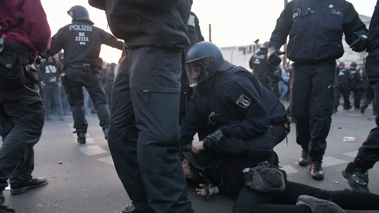 Polizisten haben bei der linksradikalen "Revolutionäre 1.