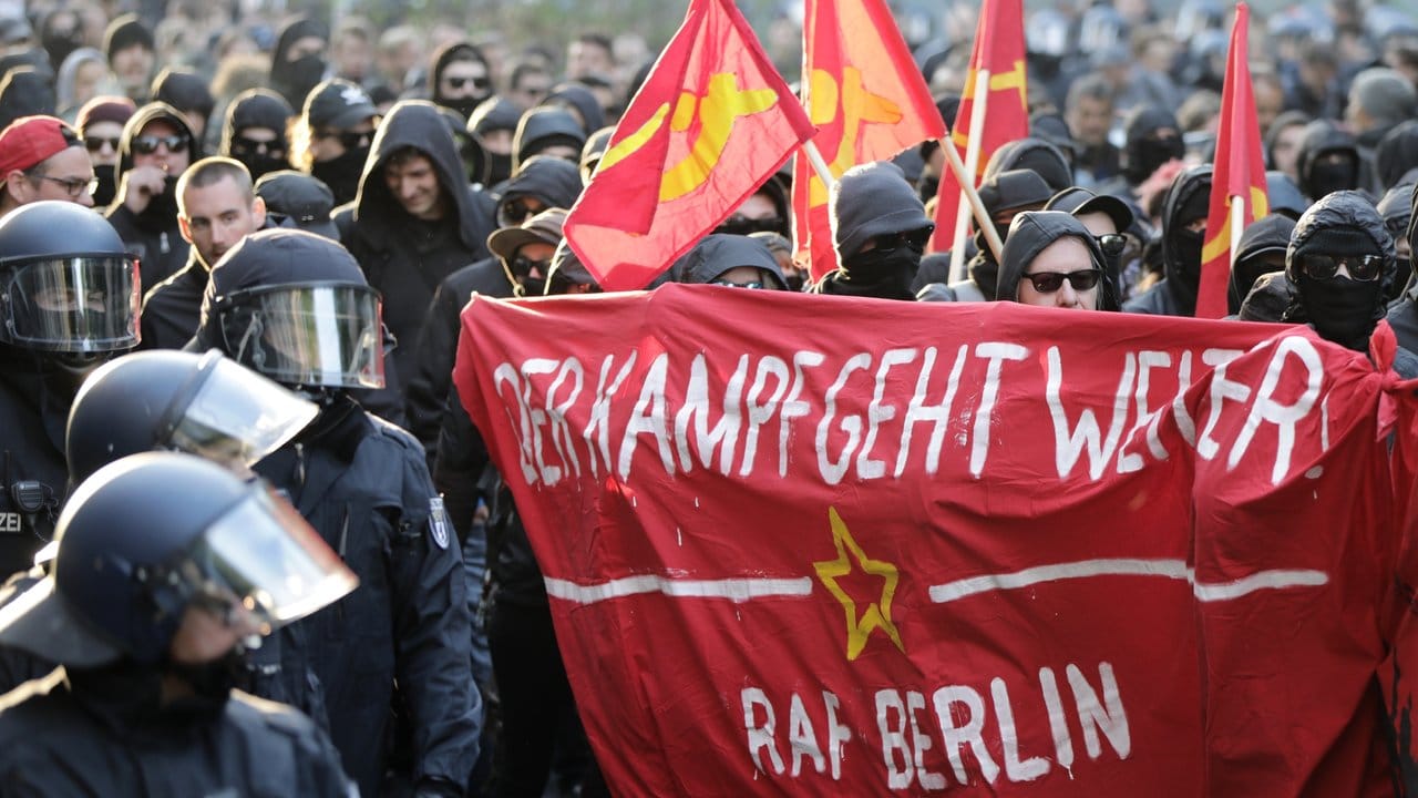 Demonstranten ziehen durch Berlin.