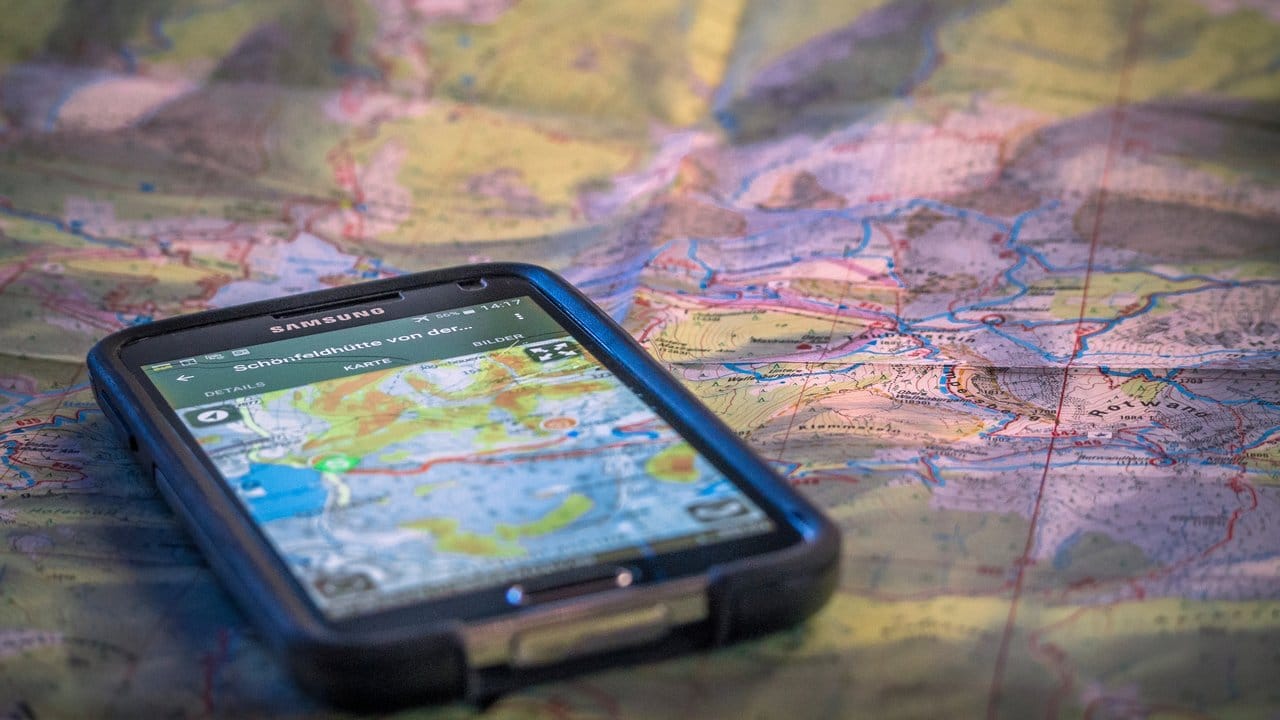 Handlicher und mit Navigationsfunktion: Digitale Karten auf dem Smartphone haben viele Vorteile. Handlicher und mit Navigationsfunktion: Digitale Karten auf dem Smartphone haben viele Vorteile.