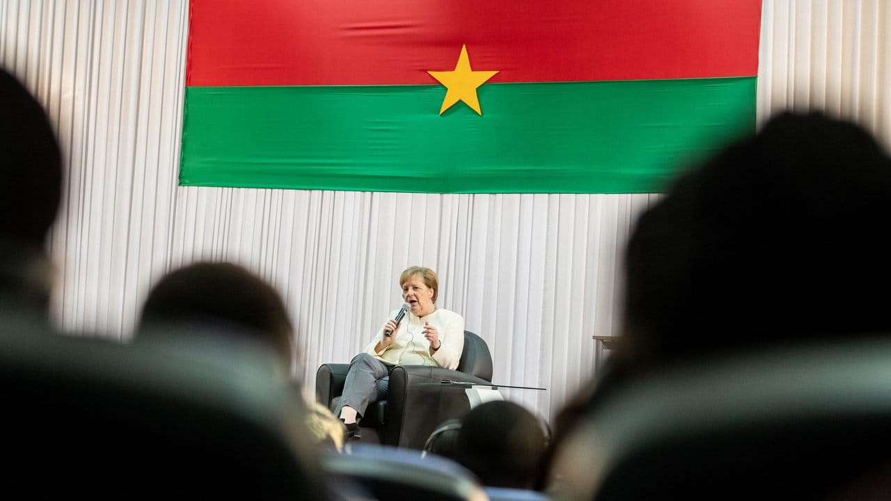 Kanzlerin Merkel bei einer Diskussion mit Studierenden der Universität Ouaga.