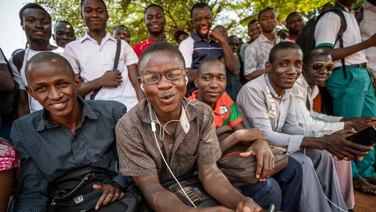 Studenten der Universität Ouaga warten auf die Ankunft der Kanzlerin.