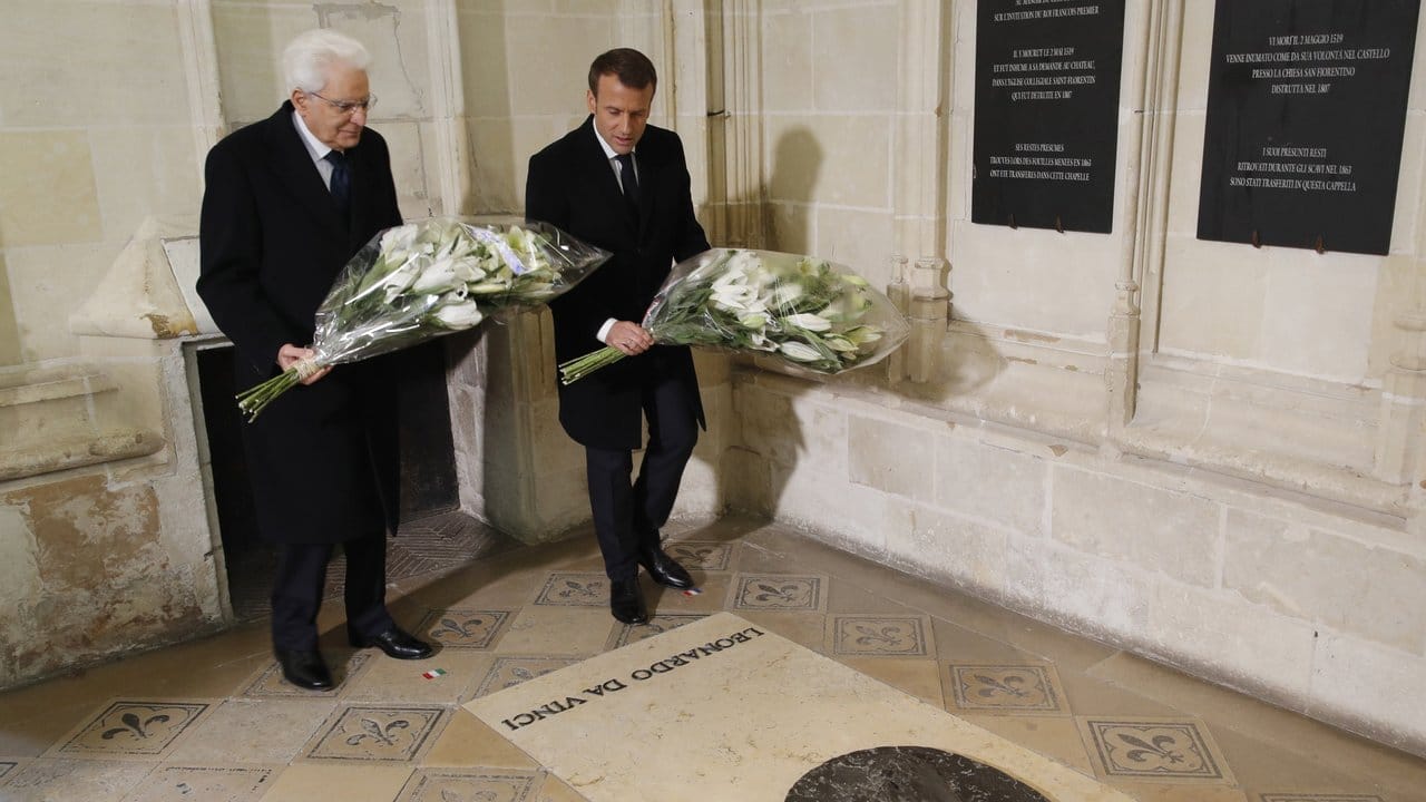 Emmanuel Macron (r), Präsident von Frankreich, und Sergio Mattarella, Präsident von Italien, legen Blumen am Grab von Leonardo Da Vinci nieder.